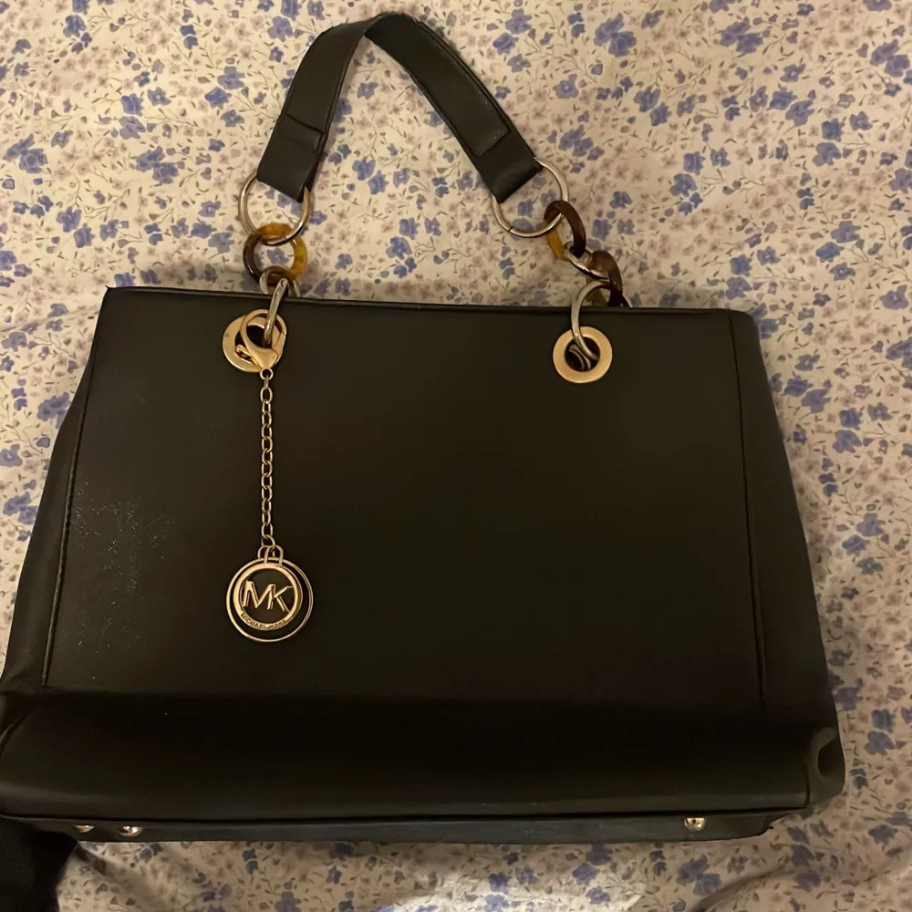 Äkta Micheal Kors väska köpt för 2600kr nypris 🌸 få defekter på handtaget som syns på sista bilden  🎀 Dm vid intresse/frågor!🌸. Väskor.