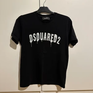 Dsquared T-shirt  - Väldigt fint skick. Passar även storlek S. Fast pris som gäller!