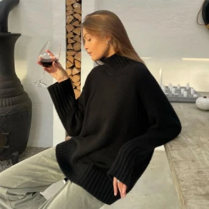Stickad Svart turtleneck oversized - Svart stickad tröja turtleneck (oversized) Har samma passform som på bilden och är true to size. Toppen skick och perfekt till våren.