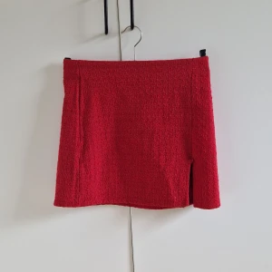 Kort Chiqelle kjol i rött - Nästan oanvänd coqelle kjol som köptes för ca ett år sedan, mycket hod kvalité. ❤️ frakt ingår inte i priset 