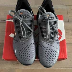 Nike 270 - Säljer mina skor, använd ej därför är de för små. Vid snabb affär kom dm så löser vi allt