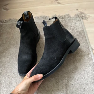 Chelsea boots  - Fina Chelsea boots i mocka och ”krokodil” skinn där bak.  Storlek 38-39.  Sparsamt använda.  R.m Williams inspirerade