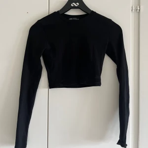 Svart tröja Zara - En figursydd topp från Zara som inte kommer till användning🩷 Passar xs-s