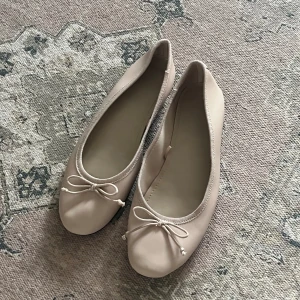 Ballerina skor - Knappt använda. Köparen står för eventuell frakt. 💕