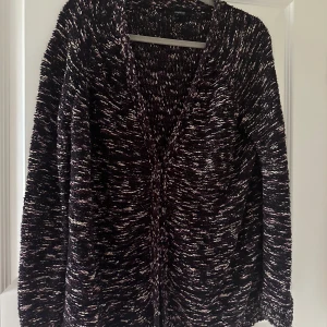 Prickig tröja  - Mycket bra skick. Varm och gosig tröja 