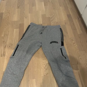 Hoodrich byxor - Lite slitna. Finns noppar men det går att ta bort. Inga hål eller något på den.