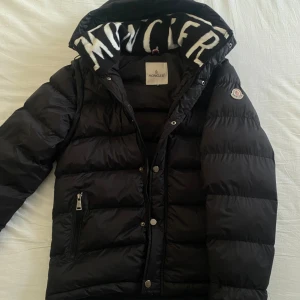 Moncler jacka/väst - Moncler jacka/vest, funkar som båda! Fint skick inga konstigheter 