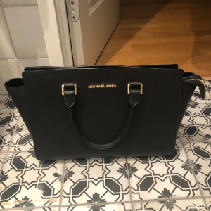 Handväska  - Säljer denna eftersom jag behöver en ännu större. Knappt använd så superbra skick, inga repor eller skador. Bredd ca 34 cm, höjd ca 24 cm. Katt finns i hemmet som ni ser på en av bilderna hahaha.