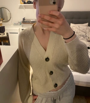 Stickad kofta - En stickad kofta från Lindex, köpt på barnavdelningen i storlek 146-152 men passar mig som är en S fint. Helt okej skick, pris går att diskutera!