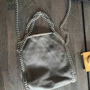 Stella Mccarney likande väska  - Säljer denna StellaMcartley liknande väskan jag aldrig använder. Är i jättebra skick