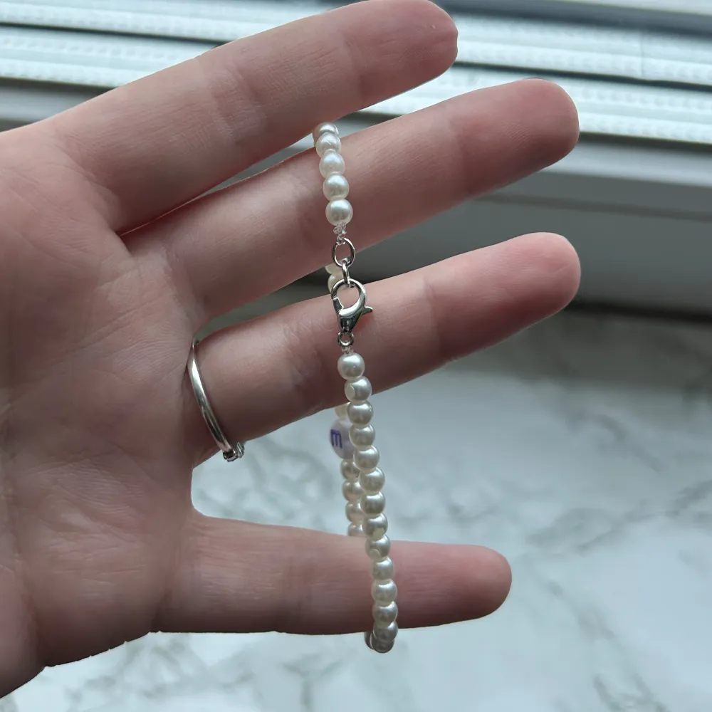 Handgjort pärlarmband med bokstaven ”E” 💜 35 kronor! Silvermedaljer Köp via köp nu eller privat för 18 kronors frakt (frimärke). Asusteet.