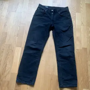 Säljer jeans storlek 40 som motsvarar s/m  Använt 4 gånger typ skick 10/10 