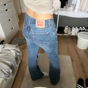 Mid-high wasted jeans som jag köpt från en retro affär, passar någon som är 165 ungefär!💕Fråga gärna vid frågor eller funderingar