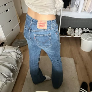 Levi’s jeans  - Mid-high wasted jeans som jag köpt från en retro affär, passar någon som är 165 ungefär!💕Fråga gärna vid frågor eller funderingar
