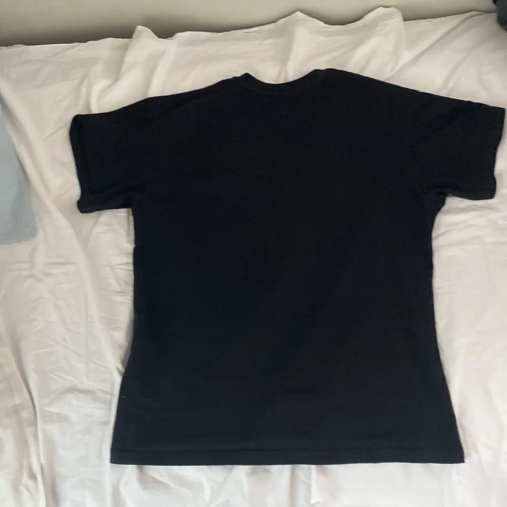 2pac tshirt jätte fin skick,XS men passar S mer.köpte för 250 och vill sälja den för 150kr. T-shirts.
