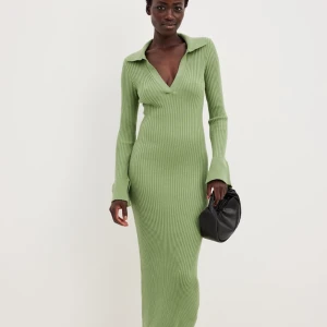 Ribbad klänning na-kd - Oanvänd!  Slutsåld på hemsidan  Stolen xs men stretchig så passar xs-s  300kr+58kr frakt spårbart med PostNord 