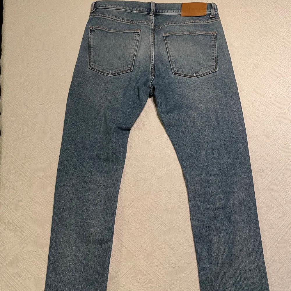 Säljer dessa riktigt schyssta blåa J.Lindeberg jeans av modellen Damien som är slutsålda överallt. Byxorna är skinny fit och storlek W31 L34. Nypris ligger på 1199 kr och byxorna är i toppskick utan synliga defekter. Tveka inte på att ställa frågor!. Jeans & Byxor.