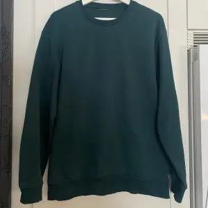 Mörkgrön sweater från HM i storlek S, använd 2 gånger och inga defekter. Säljer då den inte kommer till användning😙
