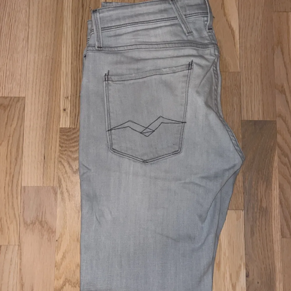 Riktigt schysst par replay anbass i grå färg i storlek W29 L30 Säljer på grund av att dem inte passar längre. Priset är inte hugget i sten så kan gå ner vid snabb affär. Jeans & Byxor.