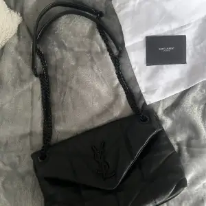 Helt svart YSL liknande väska i fint skick och kvalitet, stämplar och kort som en riktig! Går att ha på axeln eller som crossbody.