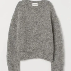 Slutsåld stickad tröja  - Säljer denna fina stickade tröjan från h&m i M, fint skick. Helt utsåld💞