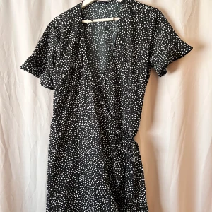 Omlottklänning - Omlottklänning i polyester