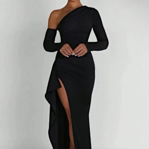 Finklänning - Jäättte fin, aldrig använt bara testat. Säljes för att jag inte vet när ja ska ta på mig den