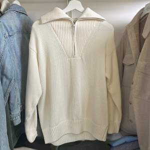 Supergulliga zip-up tröja från Zara i storlek S💕 Knappt använd, i mycket bra skick💕