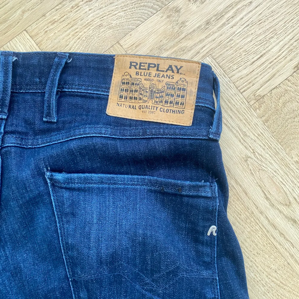 Tja! Säljer dessa sjukt feta Replay slimfit jeansen i modellen Anbass. Varan har inga defekter och har använts i få tillfällen. Passar mig som är 188 cm. Hör av dig om fler bilder eller frågor🤝nypris är 1400kr. Jeans & Byxor.