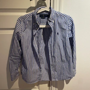 Polo Ralph Lauren skjorta Natural Stretch - Ny skick nästan aldrig använd. Passar dem mellan 140-155. Nypris ligger på 995. Jag säljer för 350. Pris kan diskuteras 