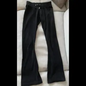 Juicy Couture byxor i stl xs (jag har vanligtvis S). Säljes pga att de inte kommer till användning men i fint skick och knappt använda!  Däremot förekommer katthår och ludd eftersom det är velour men det går bort i tvätten 