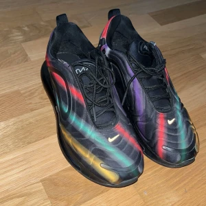 Nike Airmax 720 black multi - Skick 8/10 enda som är lite slitet är sulorna i skon annars väldigt välbehållna och fräscha! Säljer dom pga för stora för mig.  Nypris runt 2000kr