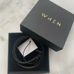 Nytt Läderarmband - Stilrent läderarmband i svart. Armbandet är helt oanvänt med tagen kvar och box.