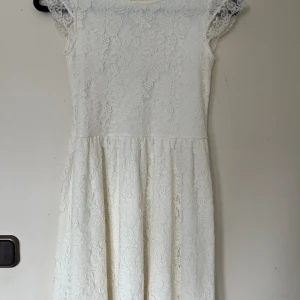 Spets klänning  - Jättefin och gullig spetsklänning perfekt inför skolavslutning eller nu till sommaren. Sytt dit en knapp i ryggen typ där man kan spänna fast bhbandet så det inte syns. Priv vid fler bilder och frågor