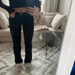 Jättefina midwaist jeans från Zara i väldigt bra skick. Köpte dom på Vinted men de var något för korta på mig:( i storlek 38 men blir inte för stora på mig som egentligen har 36.