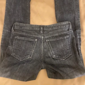 Lowwaist jeans  - Jättesnygga lowwaist flared jeans från GAP. Tecken på användning längst ner på benet men syns knappt. Köpte de på Vinted men de var för små för mig, ganska liten strl xs.