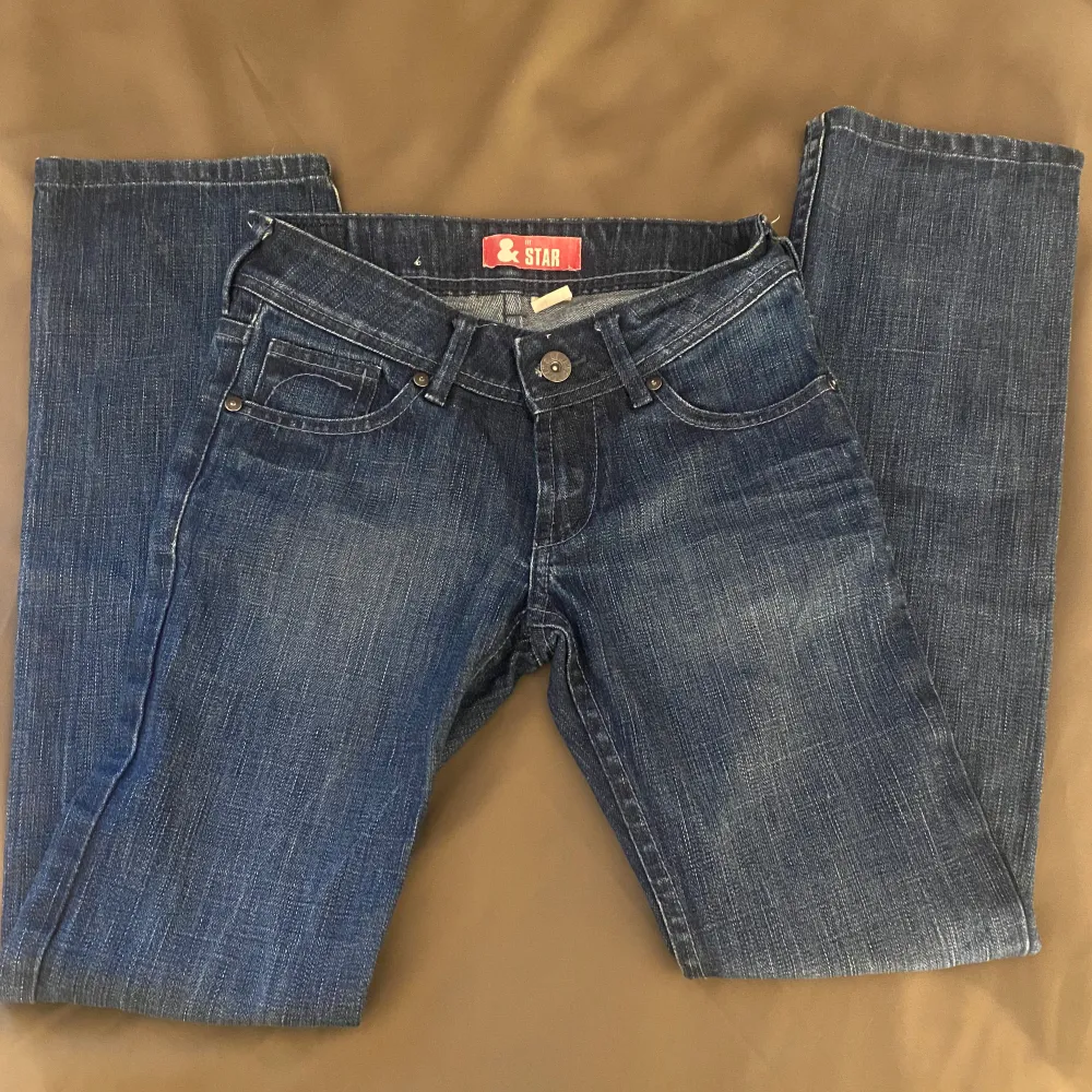 Supersnygga low waist flared jeans från & star. Jag skulle säga att den är  i storlek xxs, men i byxorna står det strl 158. Säljer de eftersom att de är för korta i benen på mig som är 172 cm lång. . Jeans & Byxor.