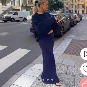 Långkjol ifrån Nelly  - Säljer min fina marinblåa långkjol ifrån Nelly🌟knappt använd och nypris 300kr🌟 skriv för egna bilder☺️