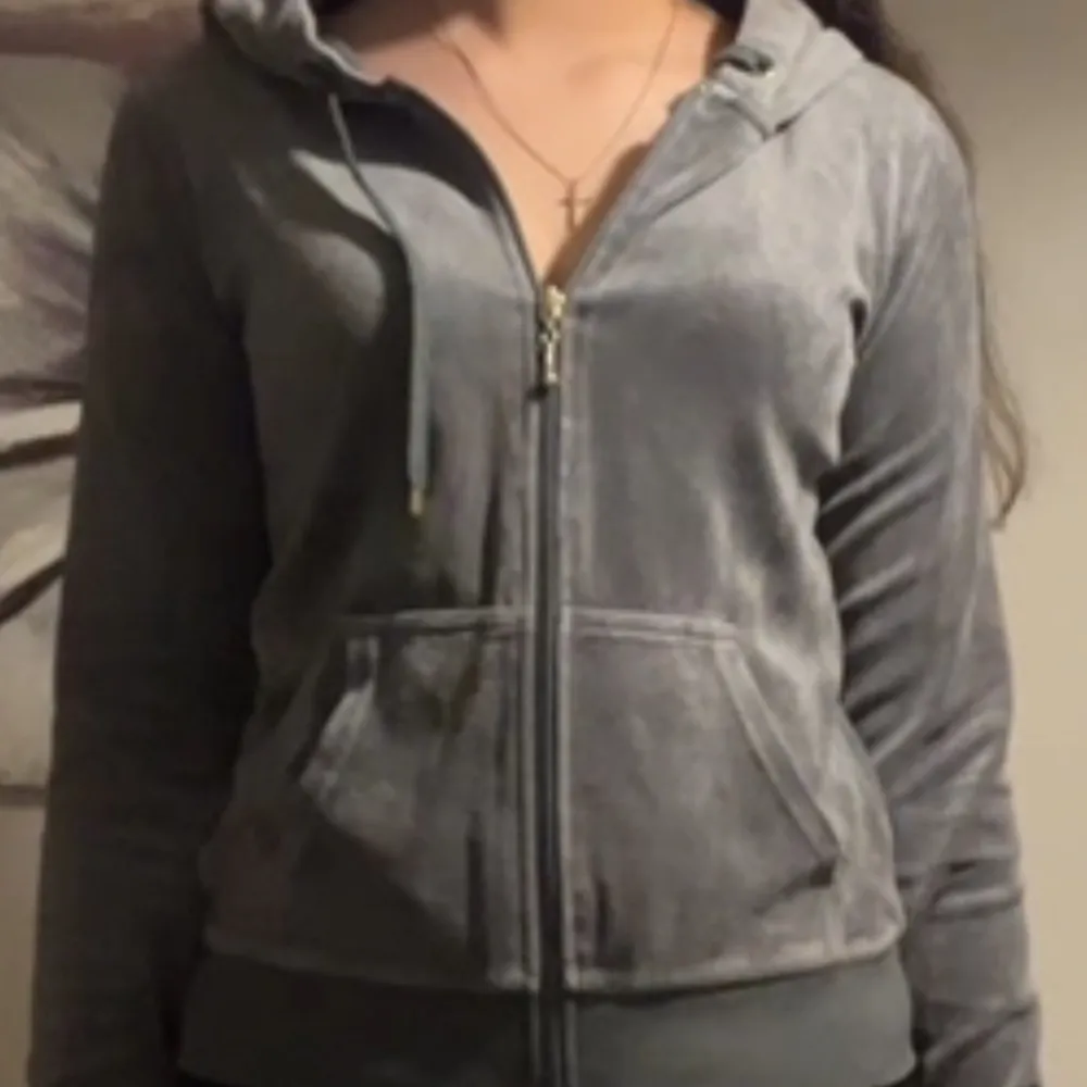 En tröja från Gina tricot som passar perfekt med jeans och är jätte skön att ha på sig . Hoodies.