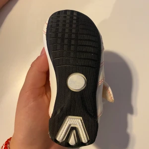 Baby skor rosa Puma storlek 20 - Oanvända rosa Puma baby skor. Utan låda och kvitto storlek 20 . Tar ej emot frakt.