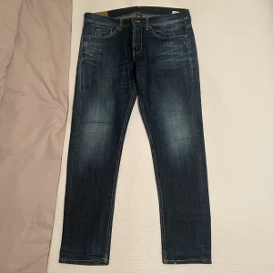 Dondup Jeans slim fit - HELT NYA DONDUP JEANS! | I en slim storlek som sitter perfekt på dig längden 190-195 cm (Dondups storlek 38) | Nypris brukar ligga mellan 2000-3500 | 10/10 skick! | Han på bilden är 187cm | Ställ gärna frågor 🙌| Pris går att förhandla om…🗣️