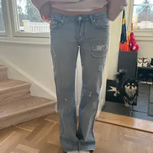 Säljer dessa sjuuukt snygga och unika jeans storlek XS midjemått 35cm innerbenslängden 80cm
