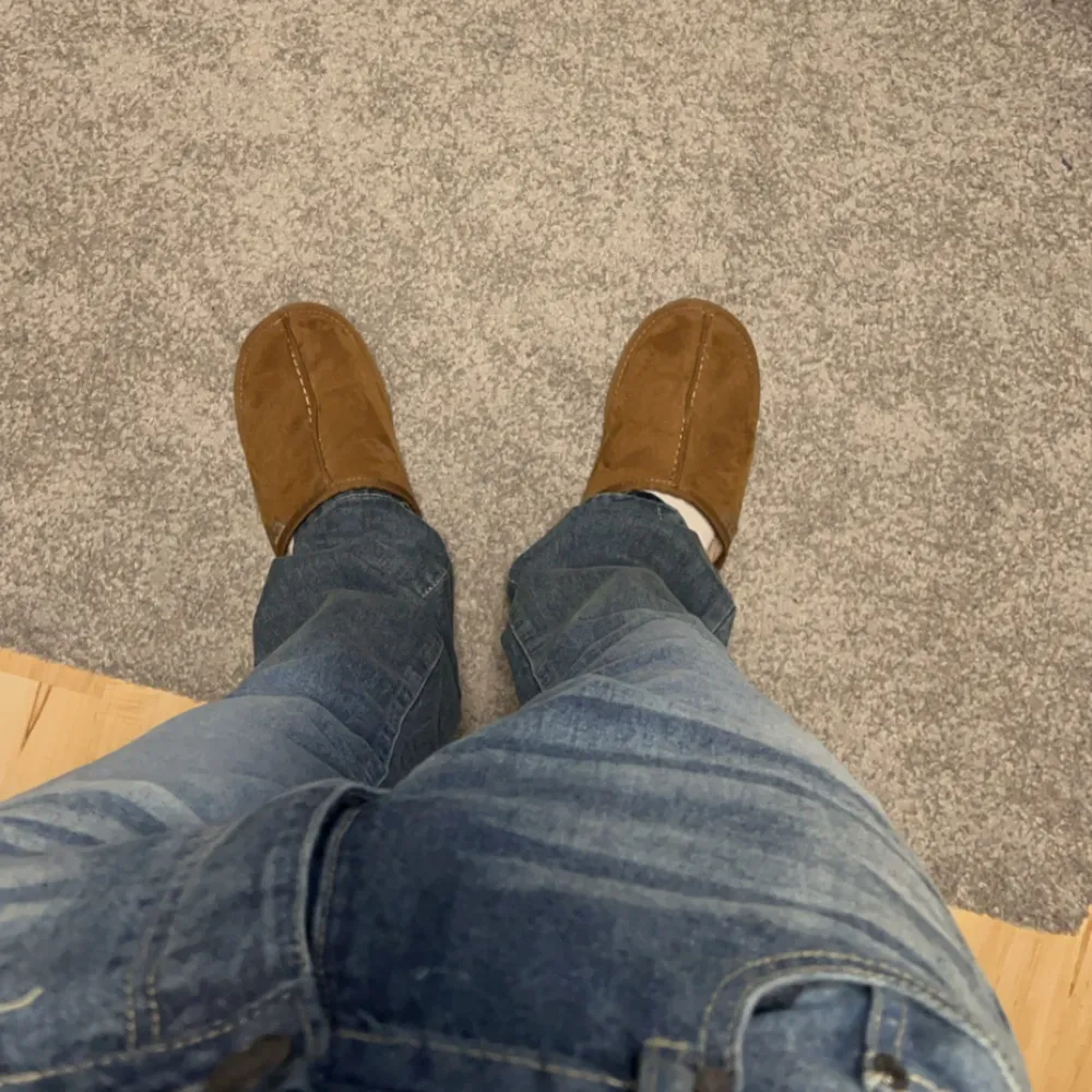 Sjuka jeans med en tvär go fade🤩 sitter perfekt i en lite pösig passform🙌🏼 strl 32, aldrig använda. Tags finns kvar🔝 hör av vid frågor🗣️. Jeans & Byxor.