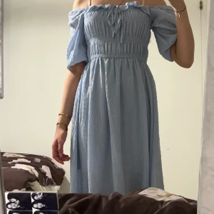 Klänning  - En fin blå klänning som är prefekt för midsommar och sitter fint😍☀️🌸