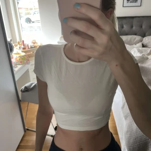 Kortärmad topp - vit kortärmad topp i storlek S.