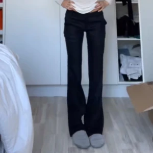 Lågmidjade kostymbyxor - Helt nya, prislappen gick av när jag testa de så jag kan inte returnera därav säljer jag de! (Inte min bild)