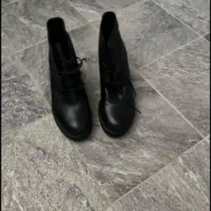 Jag säljer svarta vagabond skor i nyskick för 350kr men pris går att diskuteras. Skriv för frågor 