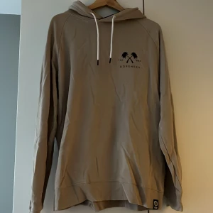 DOPE hoodie - Beige DOPE hoodie med svart insida i luvan. Använd ett fåtal gånger, inga anmärkningar. Bra skick, perfekt under skidsäsongen. 250kr exkl frakt 🧚🏼‍♀️