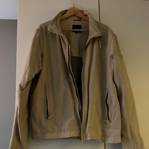 Beige outdoor jacka - Beige outdoor jacka från Atlant Outdoor. Inga anmärkningar och knappt använd. 200kr exkl frakt. 💕