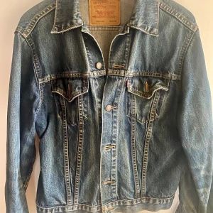 Jeansjacka Levis. - Perfekt vårjacka, classisk blå Levis jeansjacka, medium herrmodell men funkar unisex